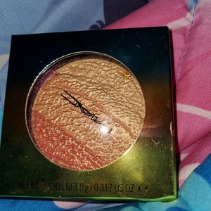 Mac highlighting powder in freshen up